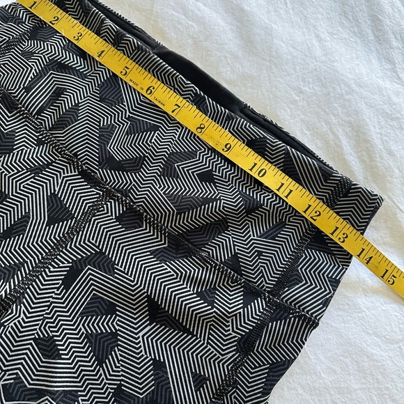 Lululemon Geometric Leggings, size 6 - Picture 8 of 10